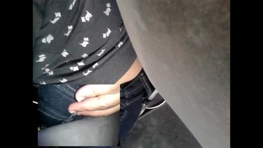 METIENDO DEDOS VECINA CASADA BUS