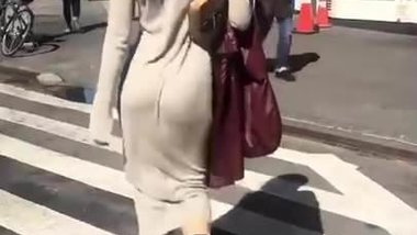 Emily Ratajkowski walking without panties or with a g-string