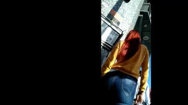 Colorada con linda cola en jeans