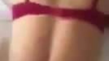 Pembe sutyenli kizi domaltip sikiyor