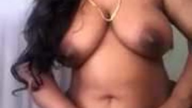 mallu bhabi showing huge nipple