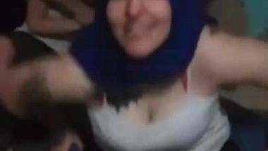 Eve Attiklari Turbanliyla ve Arkadaslariyla sikiyor  prt 4